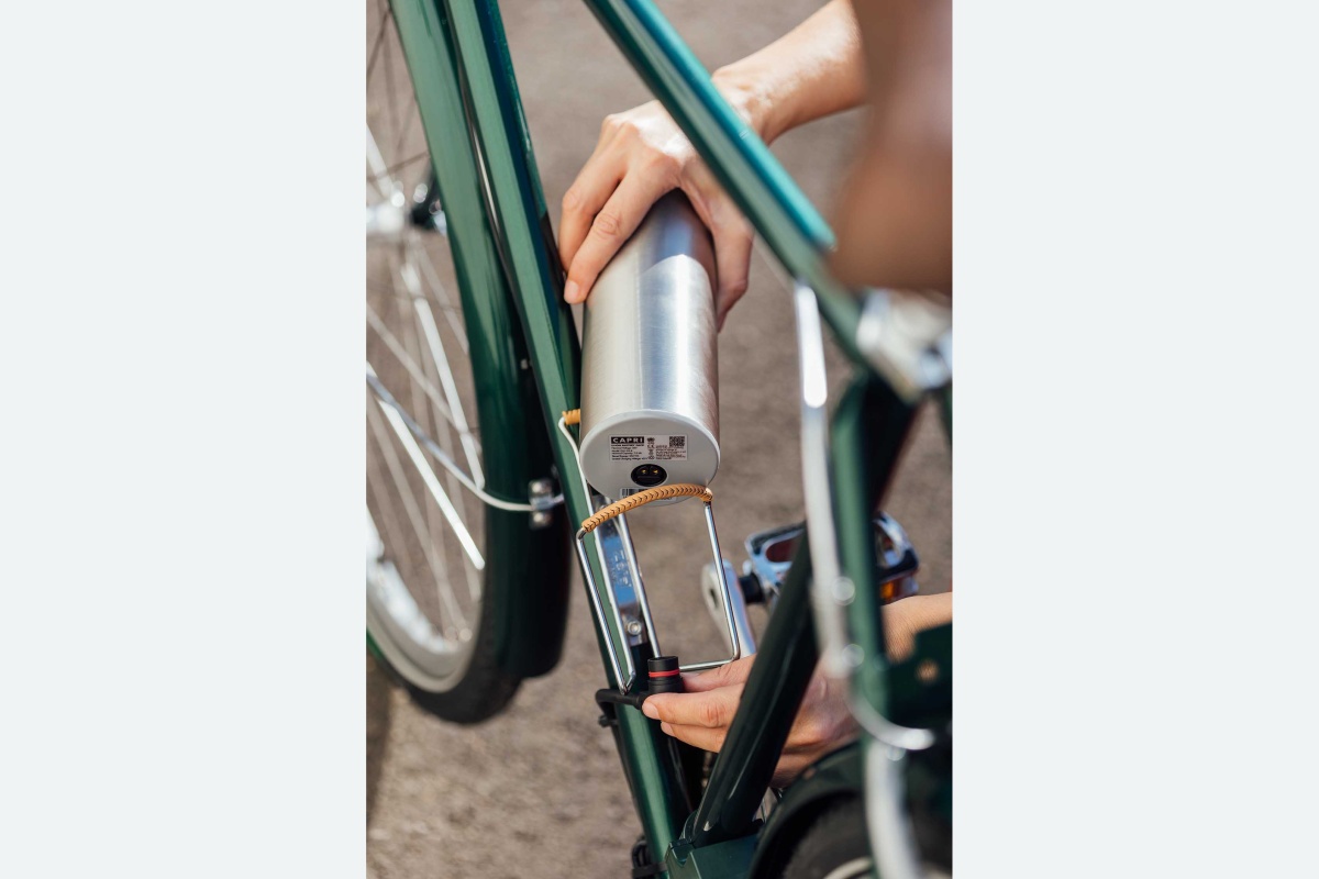 Compact battery connector transforms classic bike into e-bike